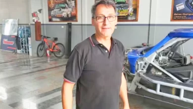 Uranga en el taller con el Ford de Trosset