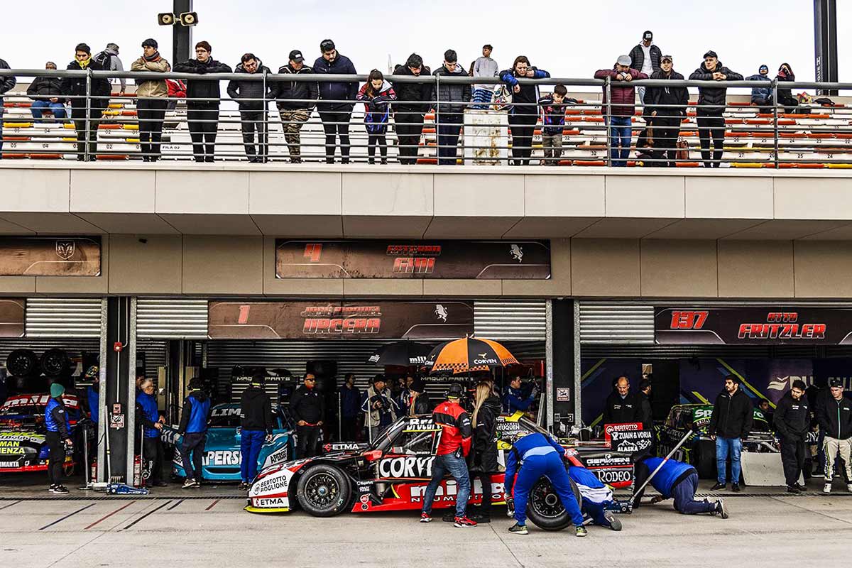 Mecánicos atendiendo el Torino de Urcera.