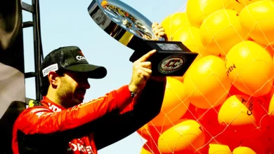 Urcera con el trofeo en el podio de TC