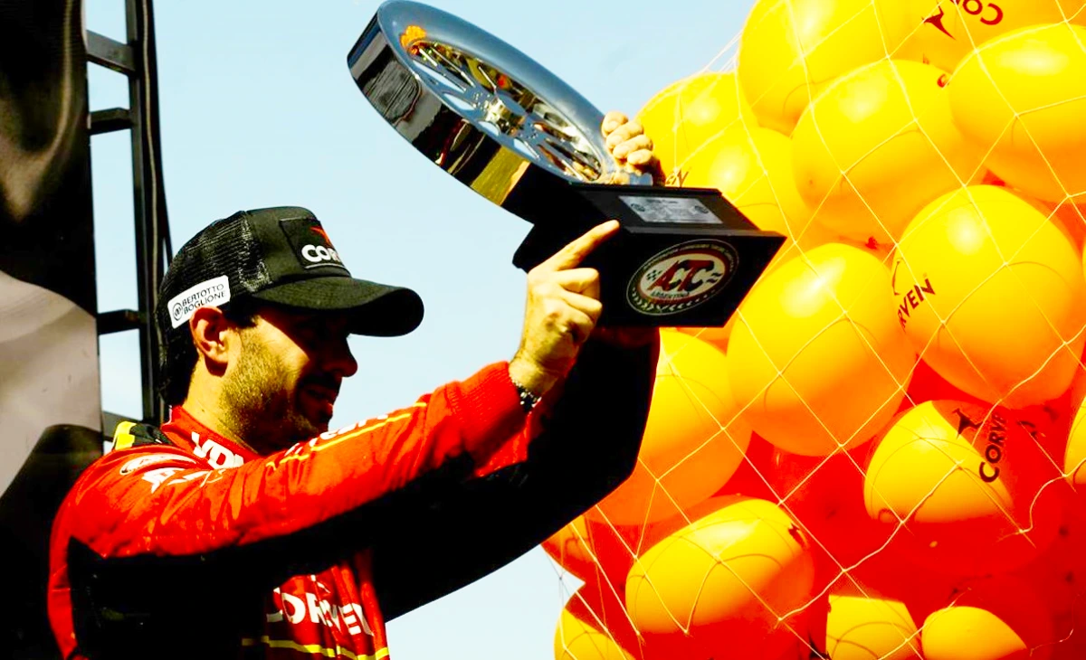 Urcera con el trofeo en el podio de TC