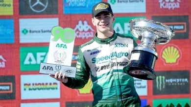 Agustín Martínez sosteniendo su trofeo.
