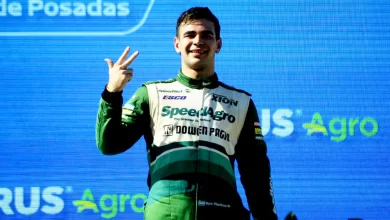 Agustín Martínez levanta la mano en el podio