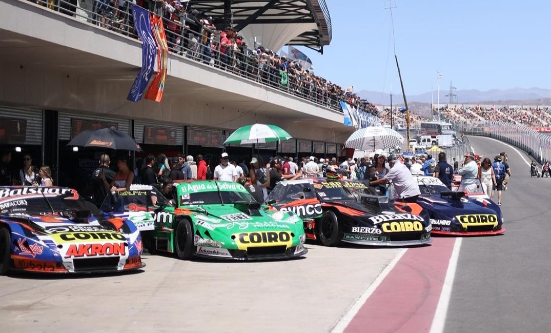 Los autos de TC del dole en la calle de boxes de San Juan