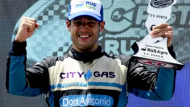 Azar festeja en el podio