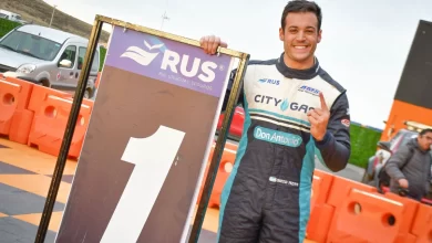 Diego Azar posando con un cartel.