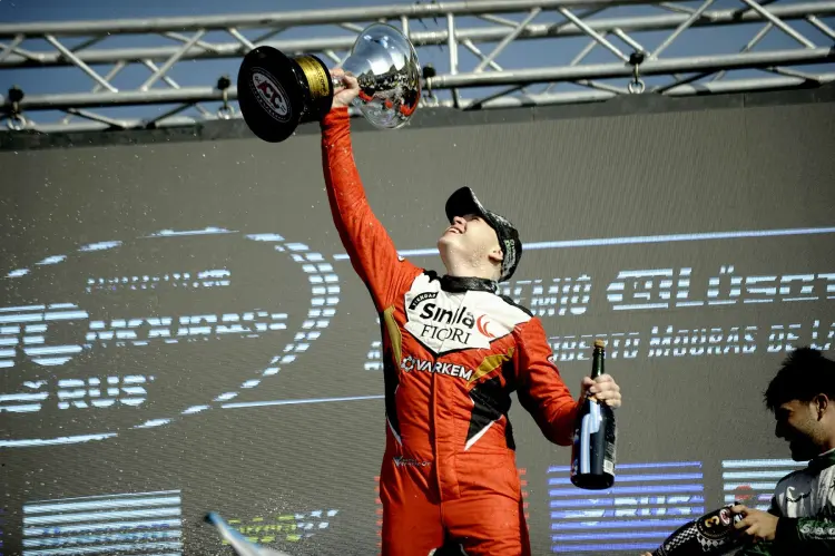 Matías Cravero levantando un trofeo en el podio de TC Mouras.