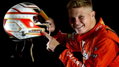 Matías Cravero posando con su casco.