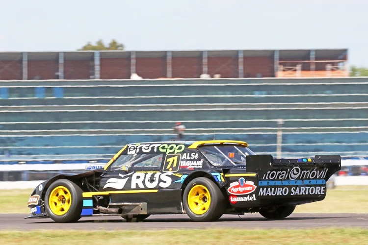 Guiffrey manejando el Torino del RUS Med Team en la Final del TC Pista Mouras.