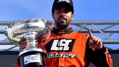 Lambiris con el trofeo en la mano
