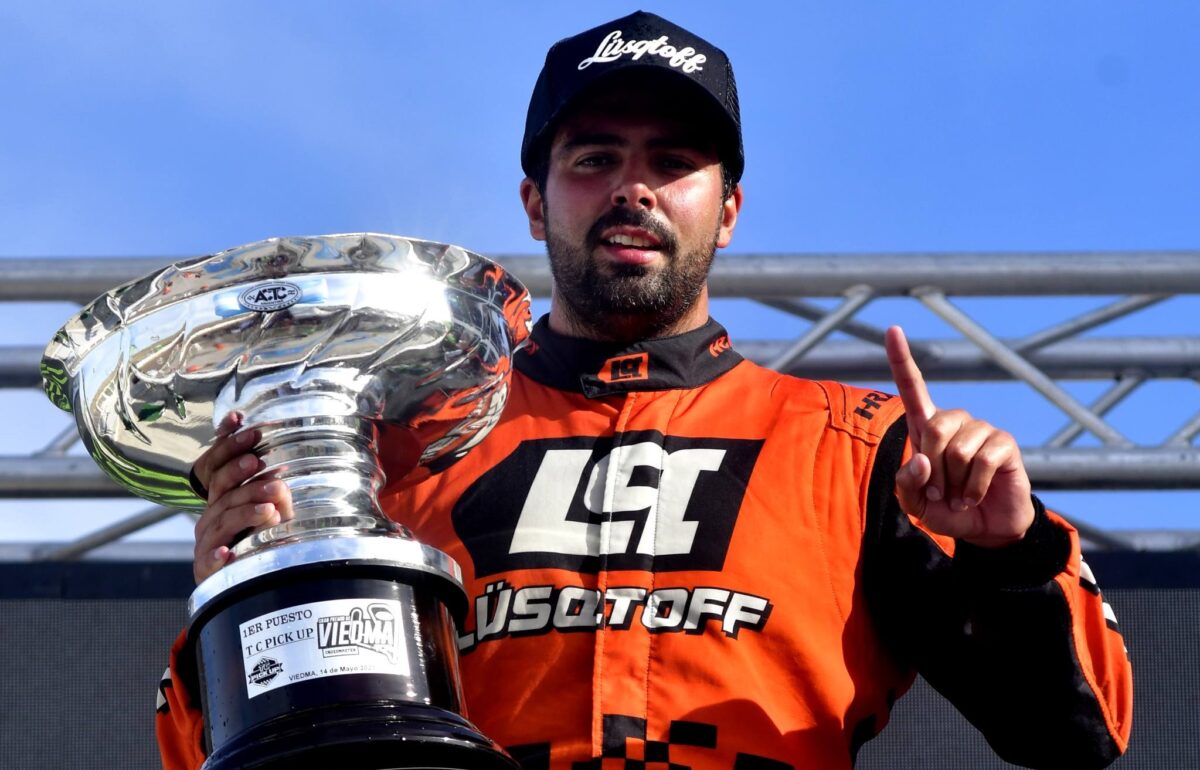 Lambiris con el trofeo en la mano