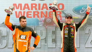 Lambiris enojado con Todino en el podio