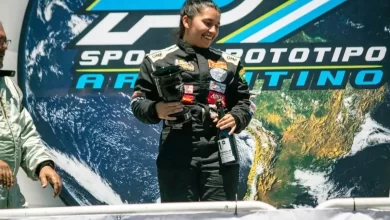 Lucía González festejando en el podio.