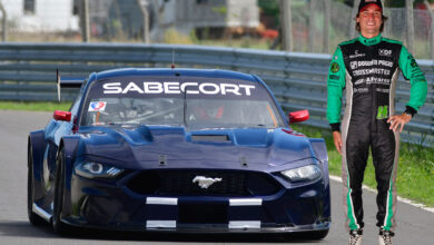 De Benedictis junto al Ford Mustang de TC del DTA.