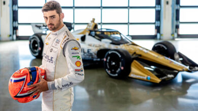 VeeKay junto al auto de IndyCar.