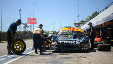 Boxes de La Plata con auto de TC Mouras.