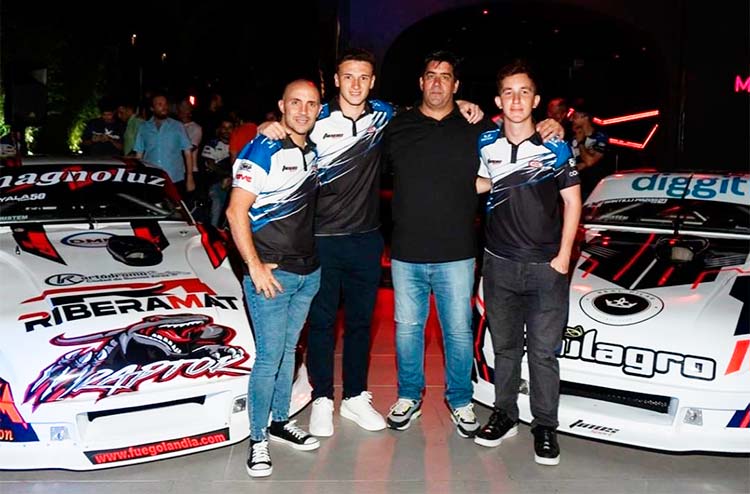 Ayala y Santilli junto a los responsables del Tinos Sport.