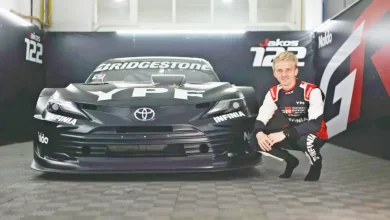 Jakos posa con el nuevo Camry de TC