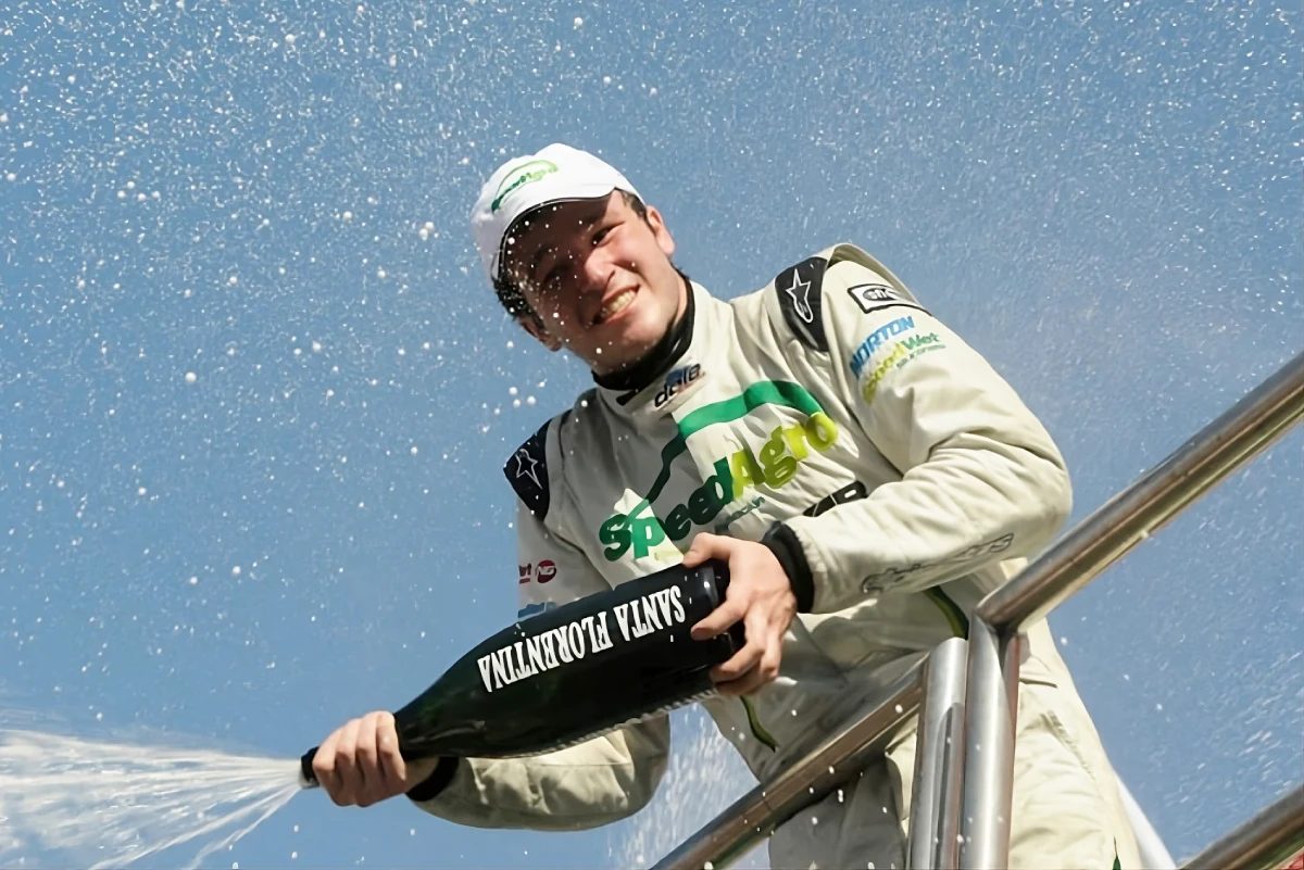 Canapino celebrando en el podio de Mar de Ajó 2009.