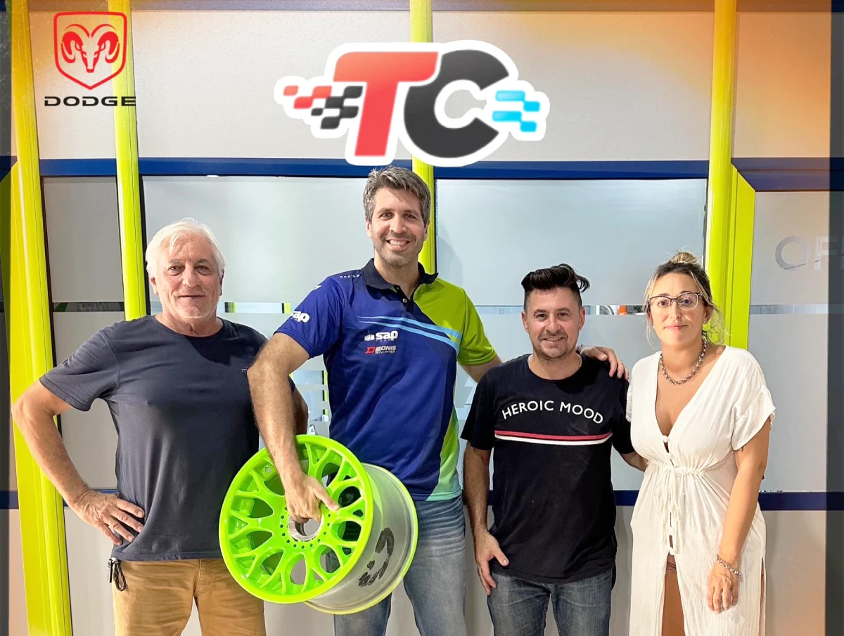 Castellano junto a los miembros del SAP team.