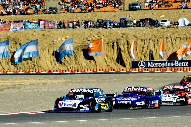 Scialchi liderando el pelotón en El Calafate.