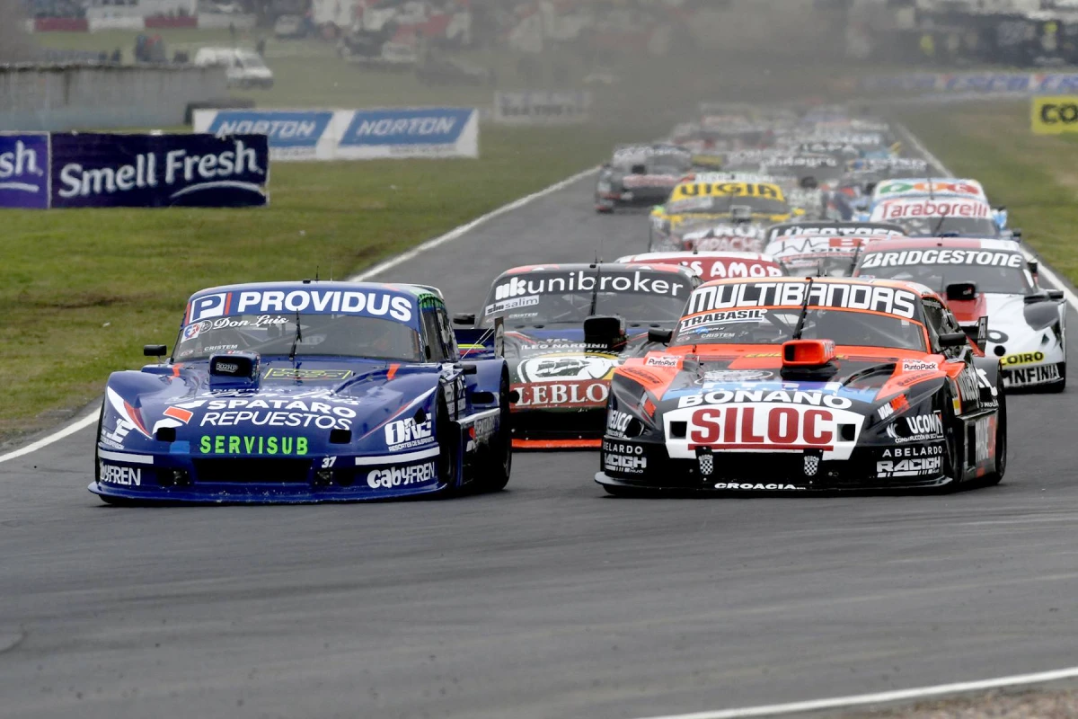 Relanzamiento de una carrera de TC en Buenos Aires con el Ford de Emiliano Spataro y el Chevrolet de Christian Ledesma.