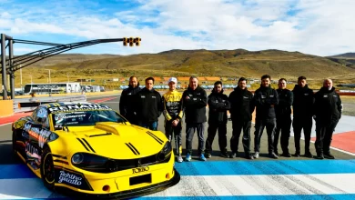El trotta Racing posa con el nuevo Torino