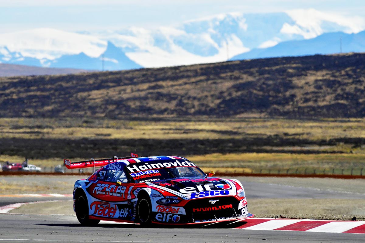 Mustang de Werner doblando.