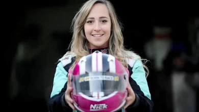 Aixa Franke sosteniendo su casco.