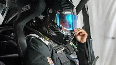 Lucía González sentada en la butaca de un Ford.