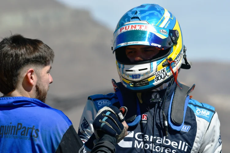 Scialchi con el casco puesto.