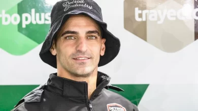 Chapur sonríe con un gorrito