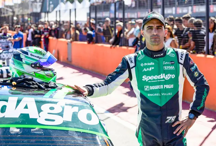 Chapur mira serio en la grilla de TC
