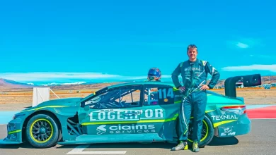 Ferrante posa con el Camry en El Calafate