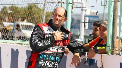 Mangoni apoyado en el alambrado