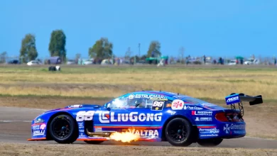 Fuego sale del escape del Mustang