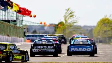 Pelotón de autos en la recta