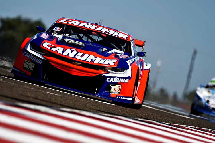 Quijada con el Camaro.