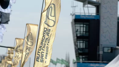 Banderas con la imagen del autódromo de San Nicolás.