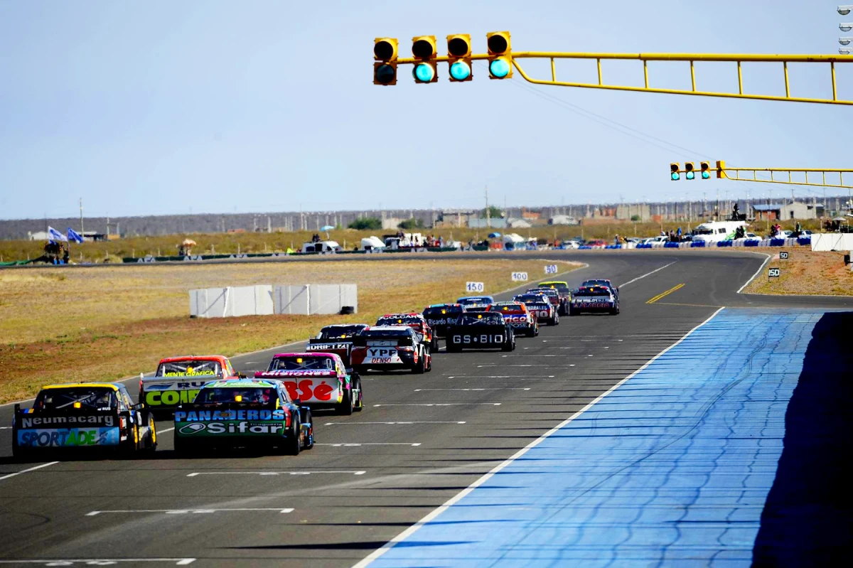 fila de autos en la recta de Neuquén
