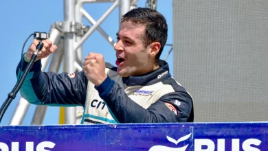 Primer Plano de Diego Azar de perfil festejando.