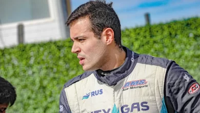 Primer plano de perfil de Diego Azar.