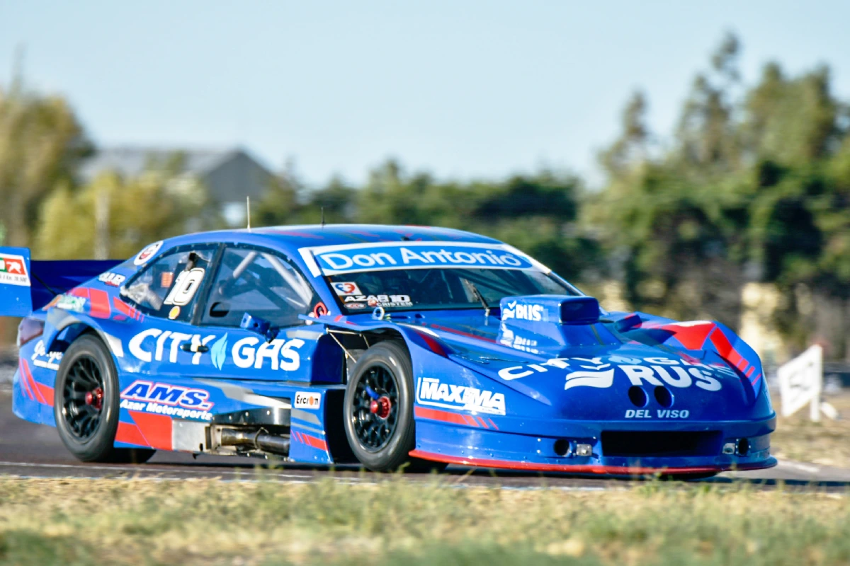 Azar corriendo la Final del TC Pista en Viedma con Toyota.