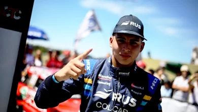 Santiago Biagi posando después de ganar.