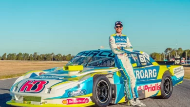 Bohdanowicz apoyado sobre su Dodge.