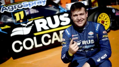 Canapino posando con su Chevrolet atrás.