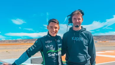 Ciantini posando con su ingeniero.
