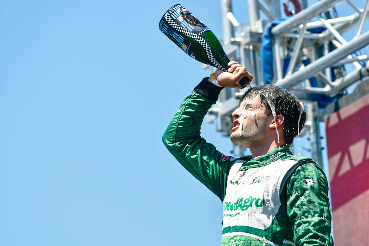 Ignacio Faín bañandose en champagne en el podio.