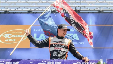 Iansa celebrando en el podio de La Plata con una bandera de Chevrolet.