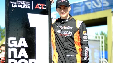 Iansa con el cartel de ganador del TC Mouras.