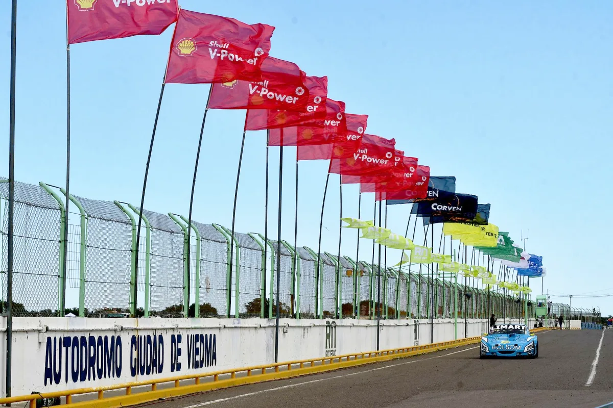 Calle de boxes del autódromo de Viedma